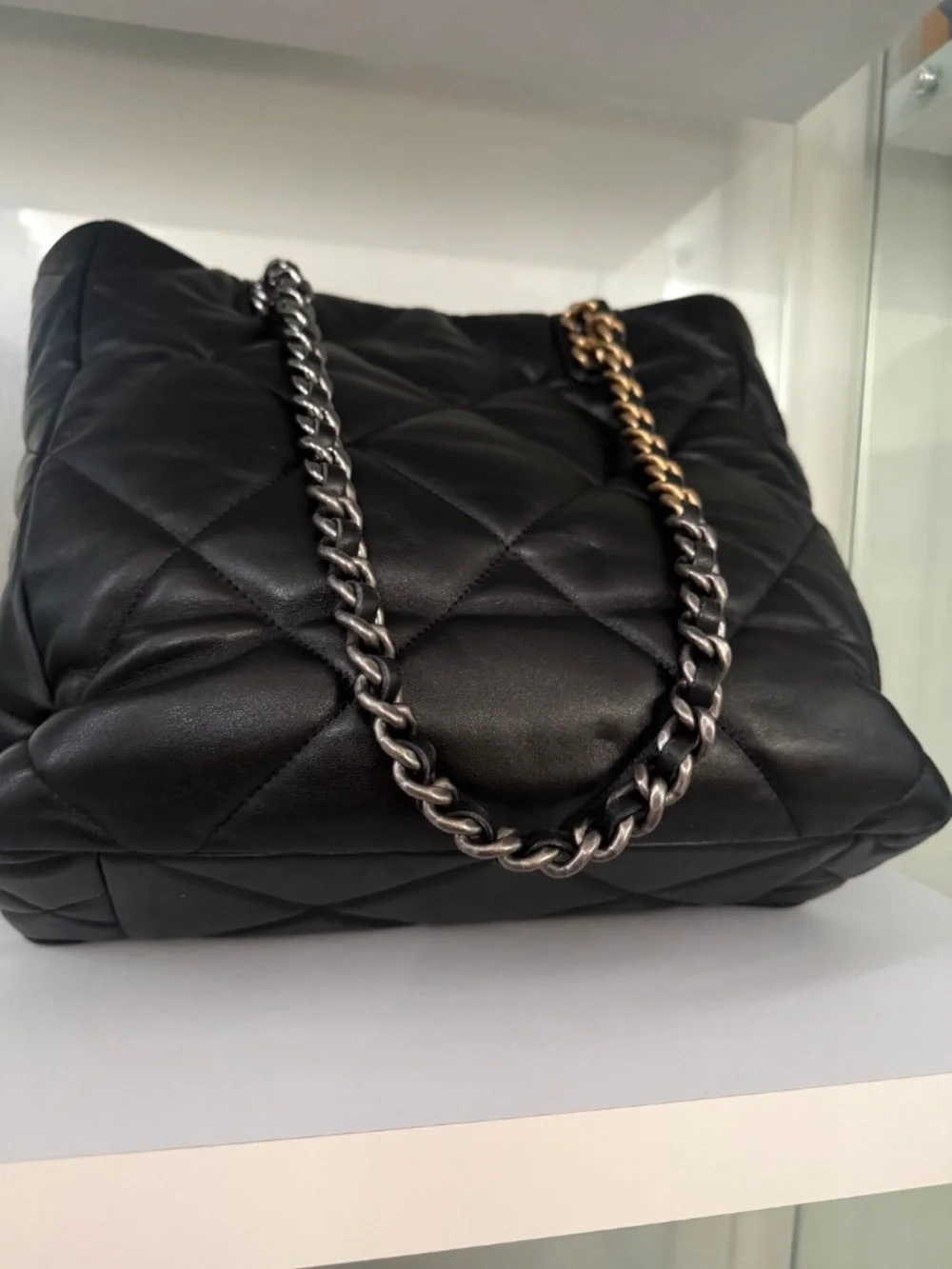 2022 Chanel 19 shopping bag